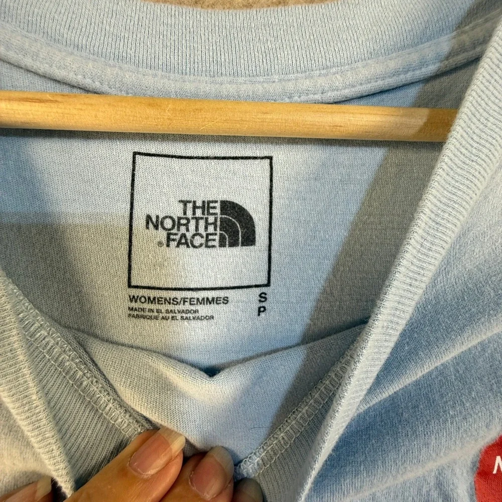 The North Face Womens Light Blue Red Box Logo Cropped T-Shirt Size S Small